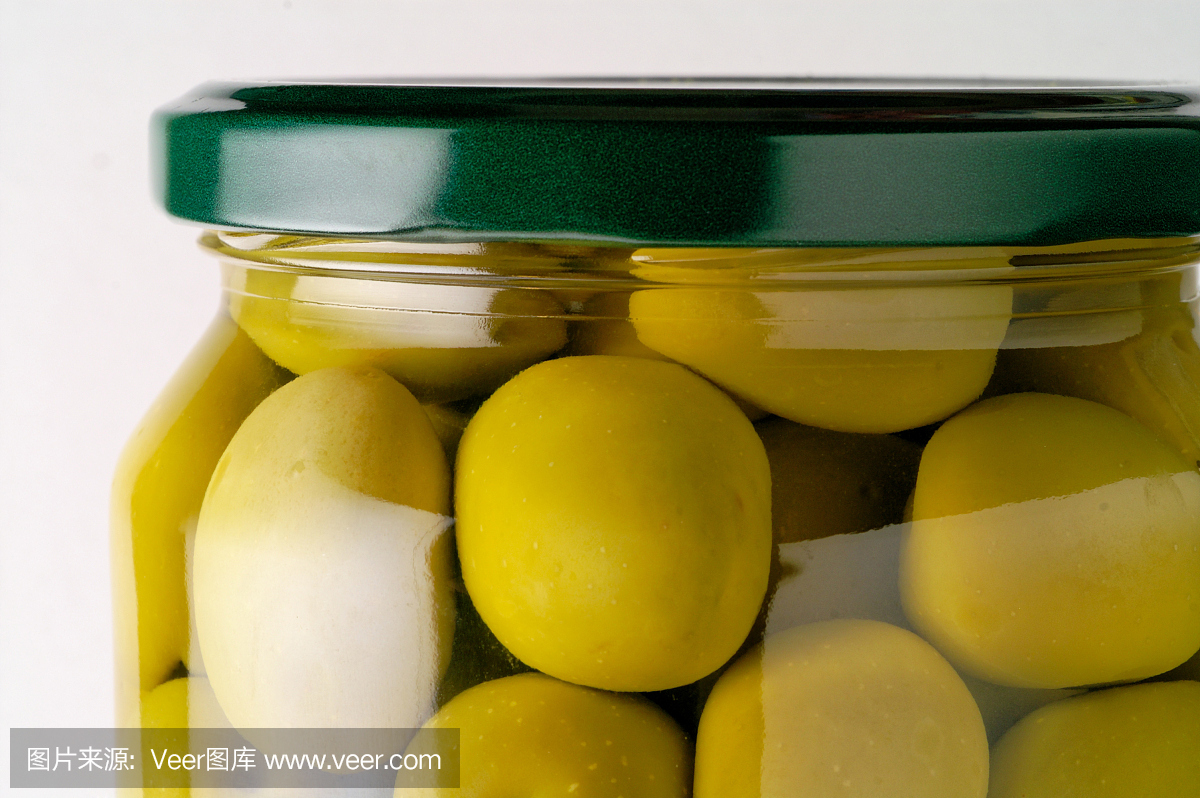 保存橄榄的玻璃罐(垂直特写)